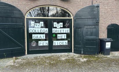 Grietje draagt de sleutel over